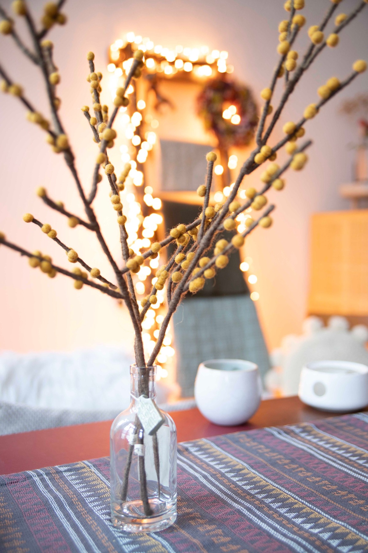 Handgefilzter Zweig mit gelben Beeren: Vielseitige Dekoration für jede Jahreszeit 5