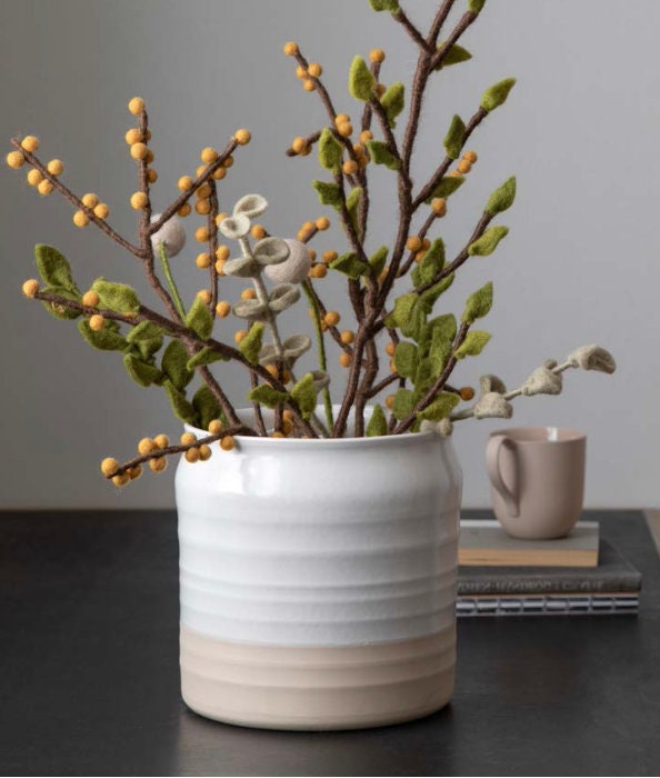 Handgefilzter Zweig mit weißen Beeren: Vielseitige Dekoration für jede Jahreszeit 17