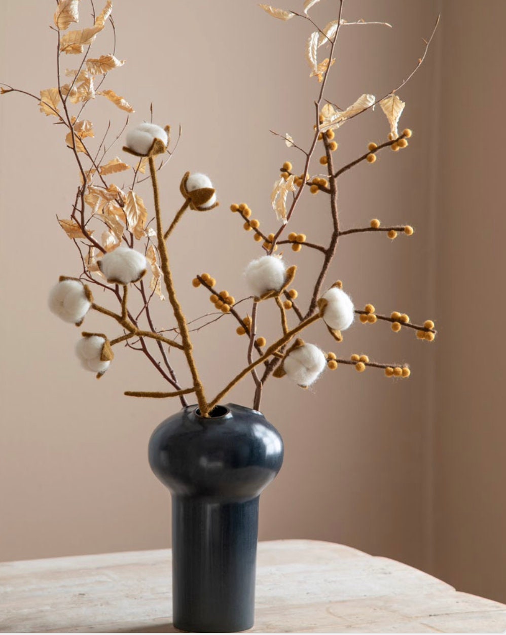 Handgefilzter Zweig mit gelben Beeren: Vielseitige Dekoration für jede Jahreszeit 10