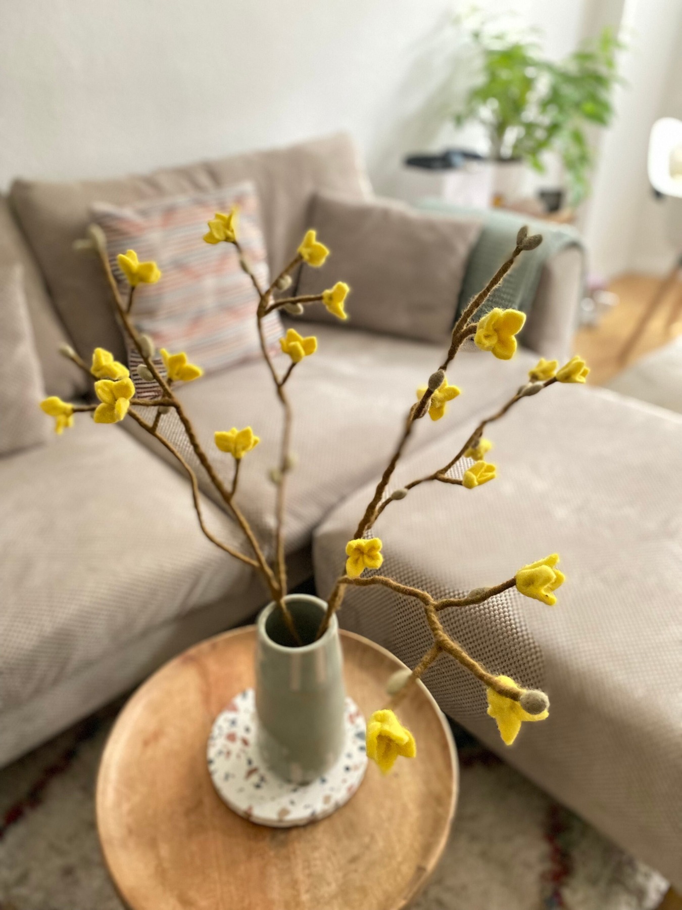 handgefilzter Blütenzweig mit gelben Blüten 6