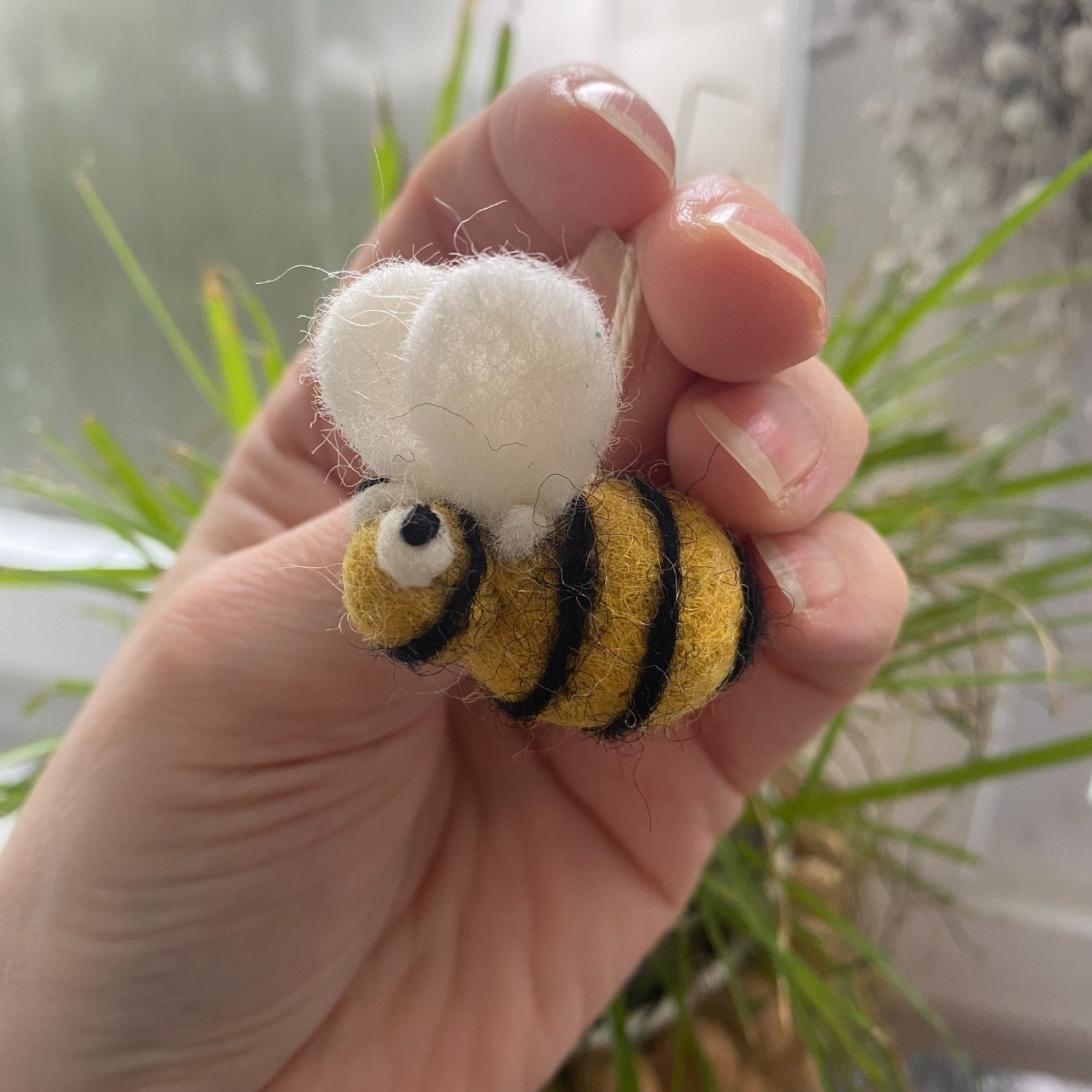 Bringe den Frühling ins Haus mit unseren Handgefilzten Bienen 3er Set 4
