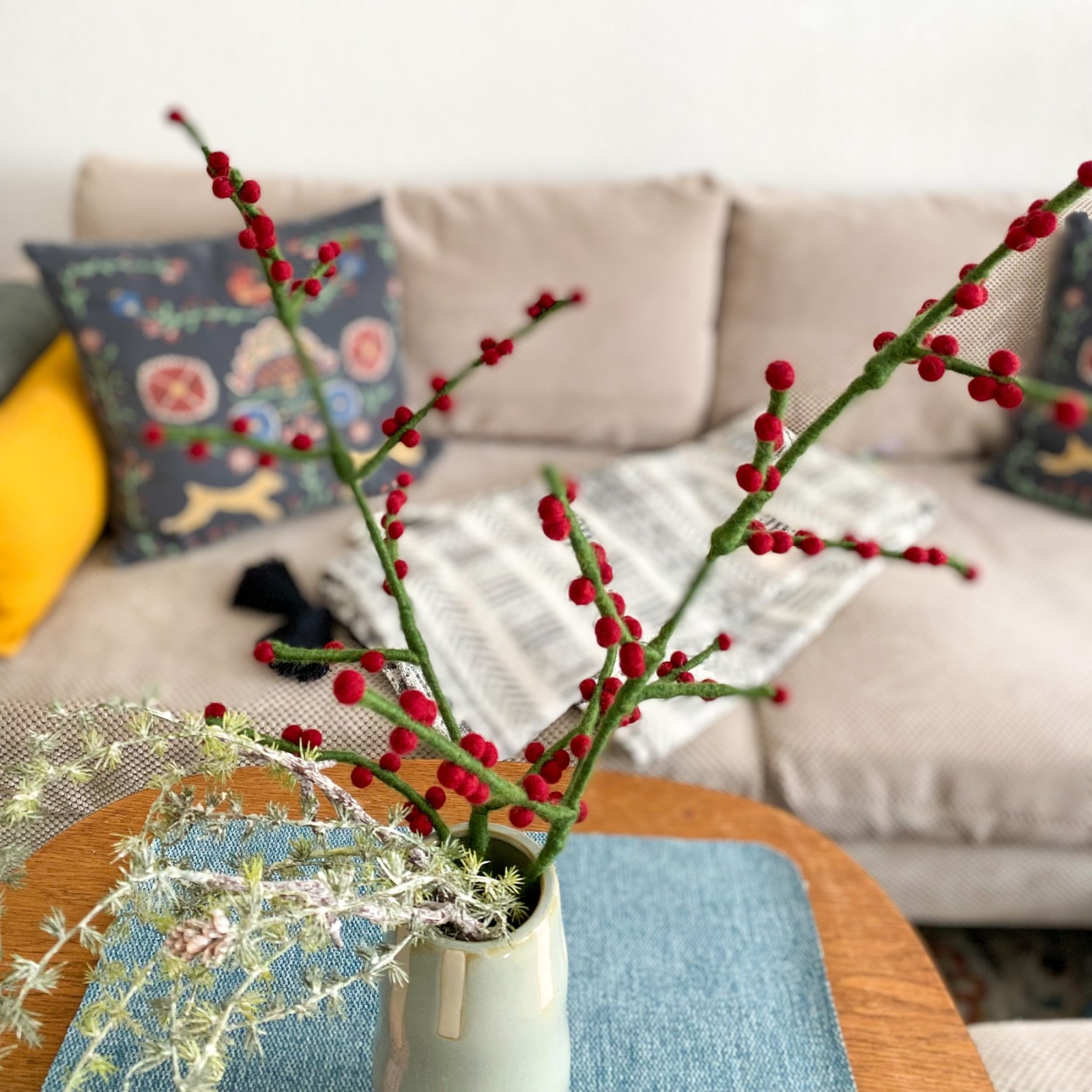 Beeren-Zweig mit roten Beeren, handgefilzt: Vielseitige Dekoration für jede Jahreszeit 3