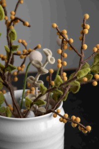 Handgefilzter Zweig mit gelben Beeren: Vielseitige Dekoration für jede Jahreszeit 12