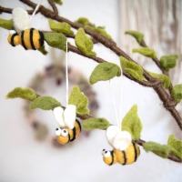 Bringe den Frühling ins Haus mit unseren Handgefilzten Bienen 3er Set 2