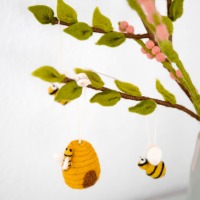 Hübscher Bienenkorb aus Handgefilzter Wolle - Perfekt für Frühlingsschmuck 5