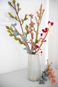 Handgefilzter Blütenzweig - Zeitlose Schönheit für jede Jahreszeit 4
