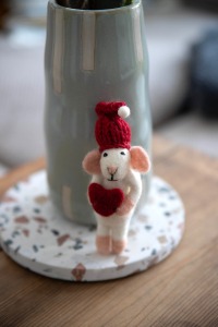 Handgefilzte weiße Maus: Ein herzerwärmendes Geschenk 7