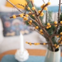 Handgefilzter Zweig mit gelben Beeren: Vielseitige Dekoration für jede Jahreszeit 2