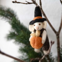 Handgefilzte Maus mit Kürbis - Niedliche Herbst- und Halloween-Dekoration 6