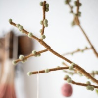 Handgefilzter Zweig mit mintgrünen Beeren: Vielseitige Dekoration für jede Jahreszeit 8