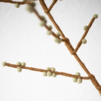 Handgefilzter Zweig mit mintgrünen Beeren: Vielseitige Dekoration für jede Jahreszeit 6