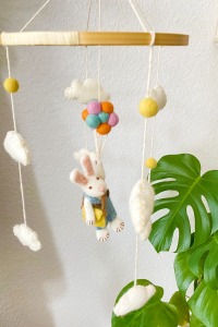 handgefilztes Mobile Hase mit Ballons aus Schurwolle 5