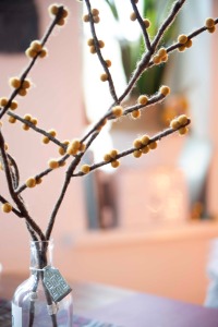 Handgefilzter Zweig mit gelben Beeren: Vielseitige Dekoration für jede Jahreszeit 6