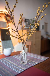 Handgefilzter Zweig mit gelben Beeren: Vielseitige Dekoration für jede Jahreszeit 4