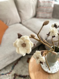 Handgefilzter Magnolien-Zweig: Natürliche Eleganz für deine Dekoration
