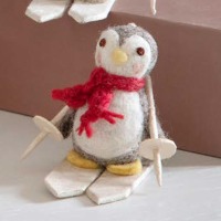 Süßer Pinguin mit Schal und Ski, handgefilzt