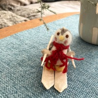 Handgefilzter Pinguin mit Ski und Skistöcken - Niedliche Winterdekoration mit Charme 3