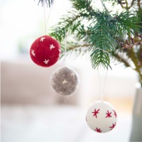 Handgefilzte Weihnachtskugeln in klassischen Farben - Zeitlose Dekoration für die festliche