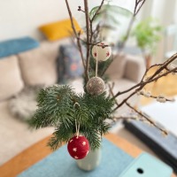 Handgefilzte Weihnachtskugeln in klassischen Farben - Zeitlose Dekoration für die festliche