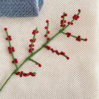 Beeren-Zweig mit roten Beeren, handgefilzt: Vielseitige Dekoration für jede Jahreszeit 6