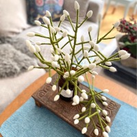 Handgefilzter Zweig mit weißen Beeren - Perfekte Dekoration für jede Jahreszeit 2