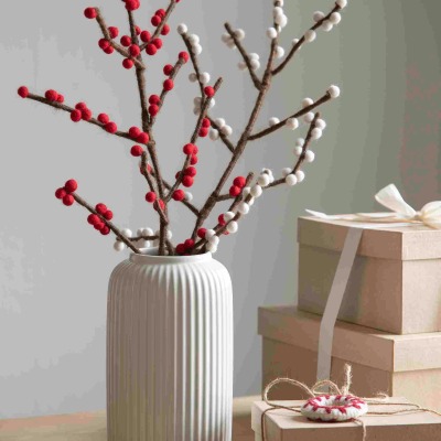 Beeren-Zweig mit roten Beeren, handgefilzt: Vielseitige Dekoration für jede Jahreszeit - für