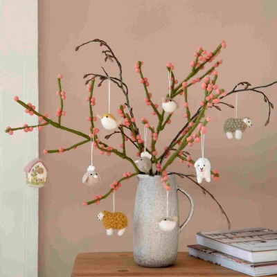 Handgefilzter Zweig mit rosa Beeren: Vielseitige Dekoration für jede Jahreszeit - für