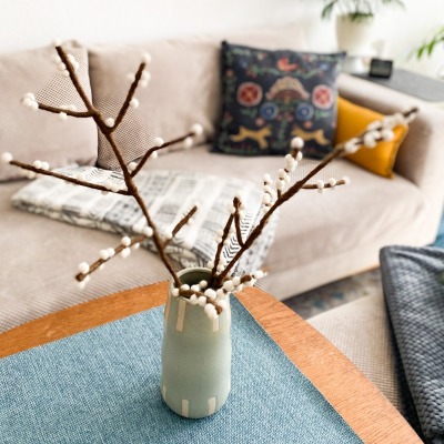 Handgefilzter Zweig mit weißen Beeren: Vielseitige Dekoration für jede Jahreszeit - für