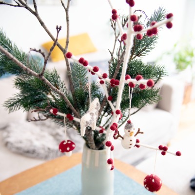 Winterlicher Beeren-Zweig mit roten Beeren, handgefilzt - Blumenstrauß, Nachhaltige Blumendeko //