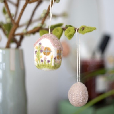 Handgefilztes Mini-Frühlings-Haus: Charmante Dekoration für jede Gelegenheit - Baumschmuck,