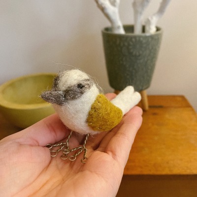 Vogel aus Schurwolle handgefilzt - zur Dekoration für Ostern, auf Ästen, im Fenster und als kleine
