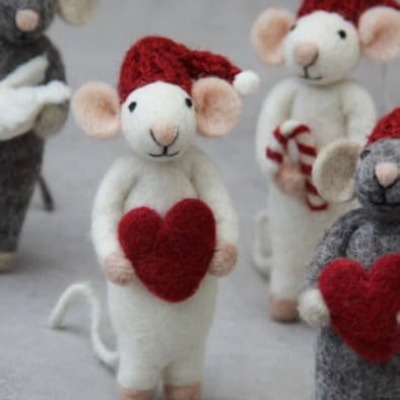 Süße weiße Maus mit rotem Herz, handgefilzt - Geschenkidee für Muttertag, Valentinstag,