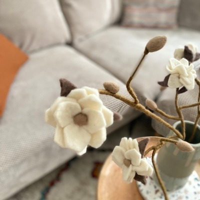 Handgefilzter Magnolien-Zweig: Natürliche Eleganz für deine Dekoration - für Blumenstrauß,