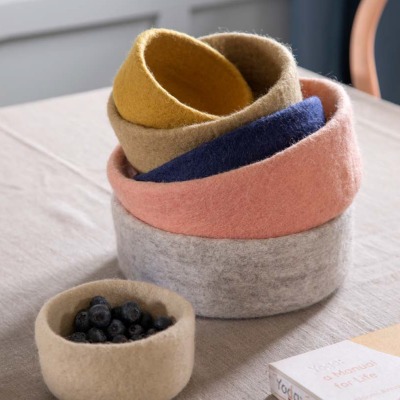 Bringe Farbe in dein Zuhause mit unseren Handgefilzten Schalen - Erhältlich in 3 verschiedenen