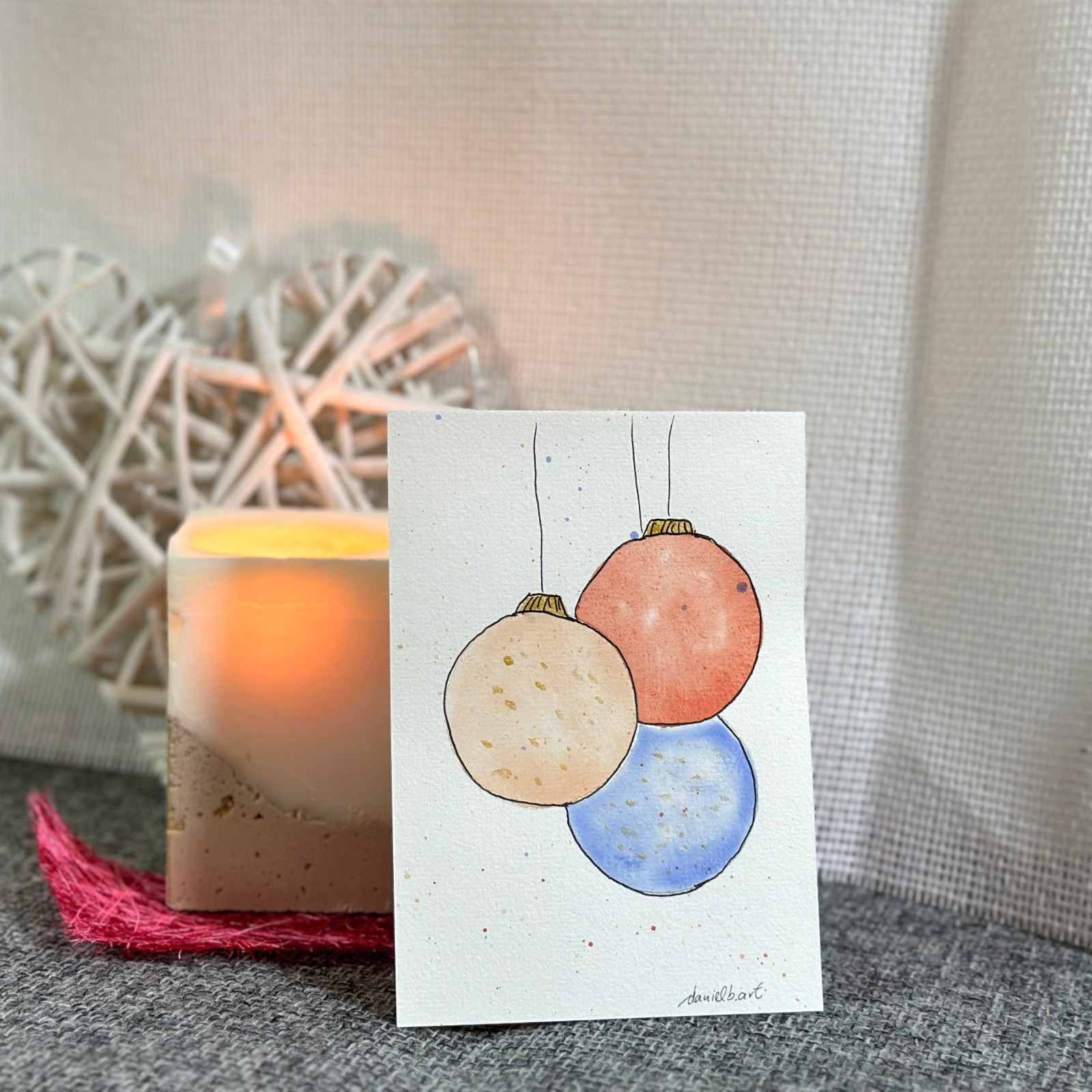Schöne minimalistische Weihnachtskarte mit drei Weihnachtskugeln