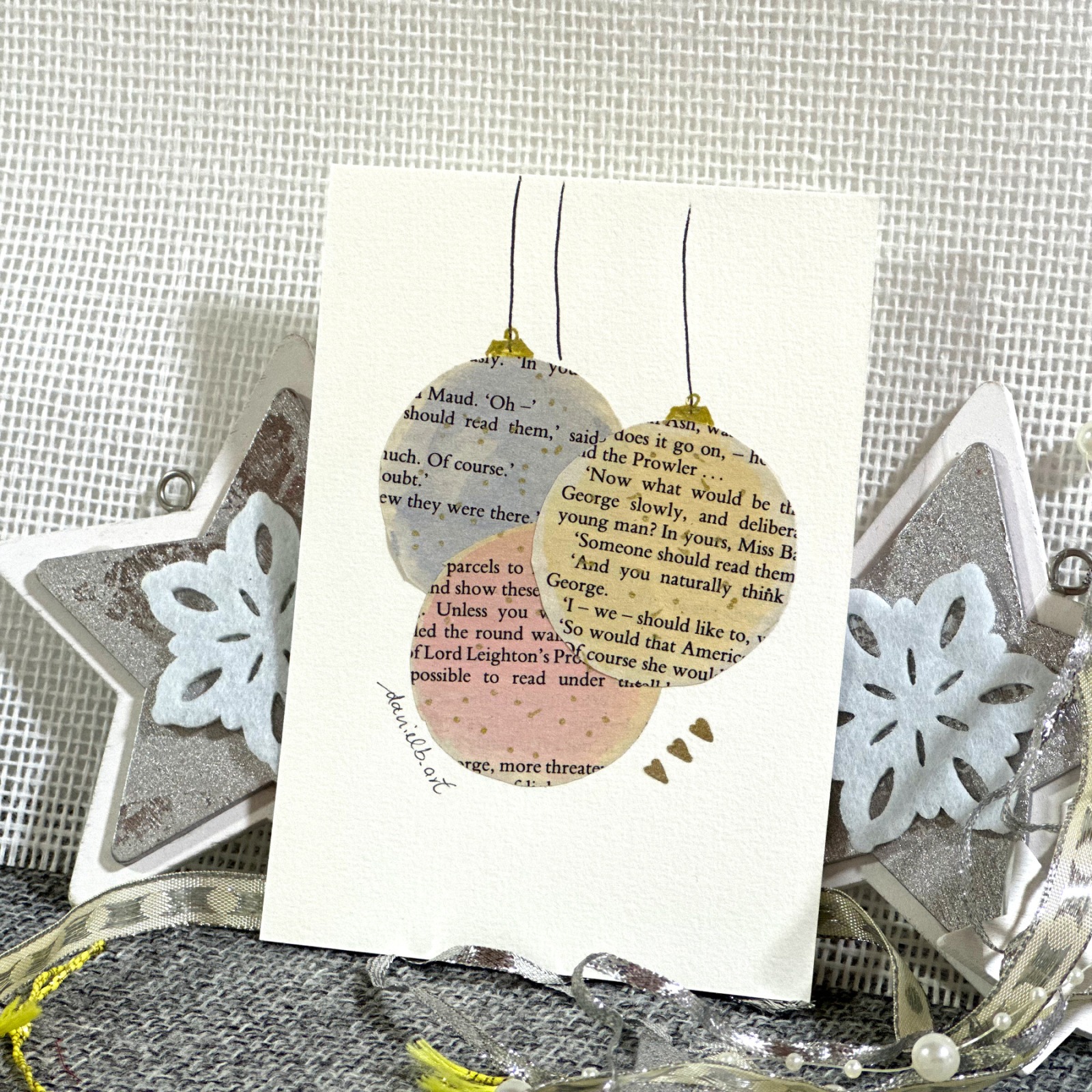 Schöne Weihnachtskarte mit drei Weihnachtskugeln aus bedrucktem Papier