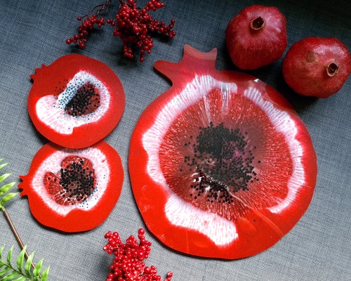 Versandfertig - großes Resin Tablett mit 2 Untersetzern Pomegranate - rot weiß schwarz