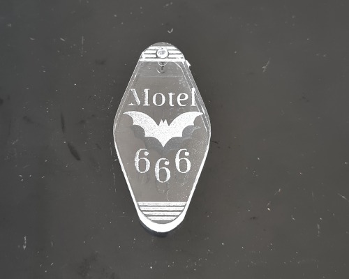 Kleine Silikonform für Anhänger Bat Motel 666 Hotelzimmer-Tag in Rautenform