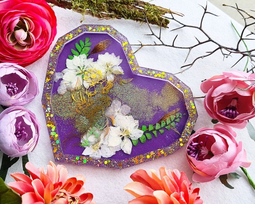 Versandfertig - Resin Schale Tablett Flower Heart lila violett weiß grün gold