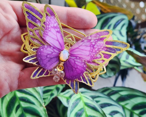 Versandfertig - Haarspange gold Wings of a Butterfly lila violett opalweiß