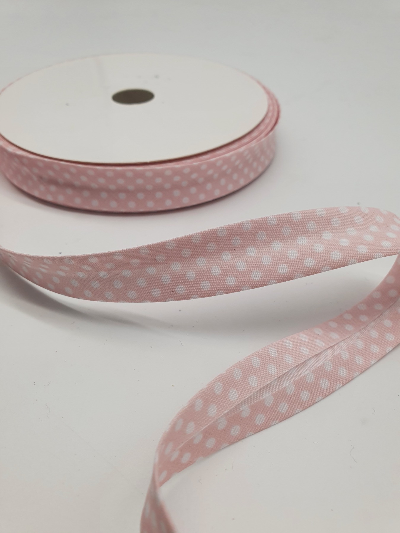 Schrägband Dots 1 Meter in Baby Rosa mit weißen Punkten