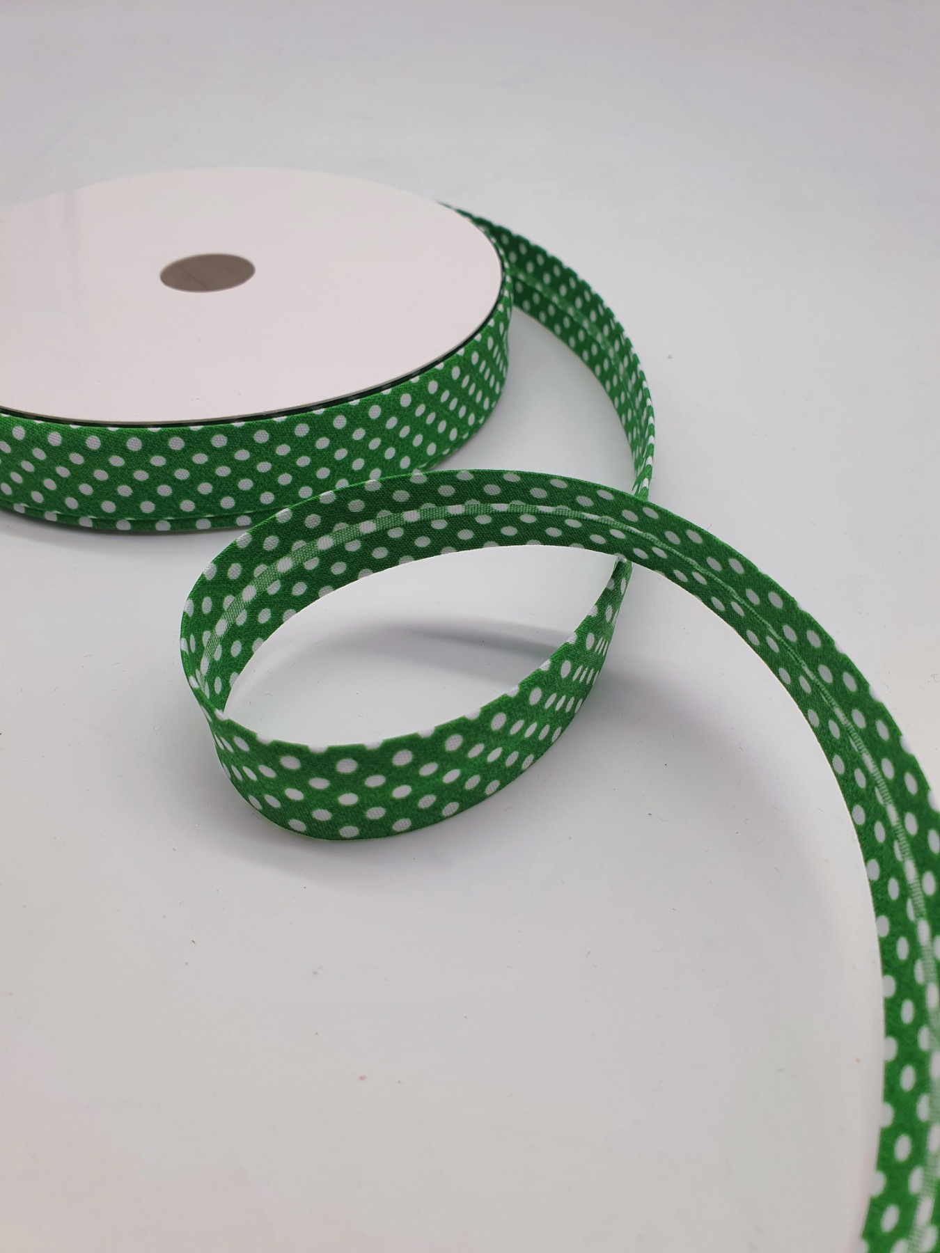 Schrägband Dots 1 Meter in Grün mit weißen Punkten