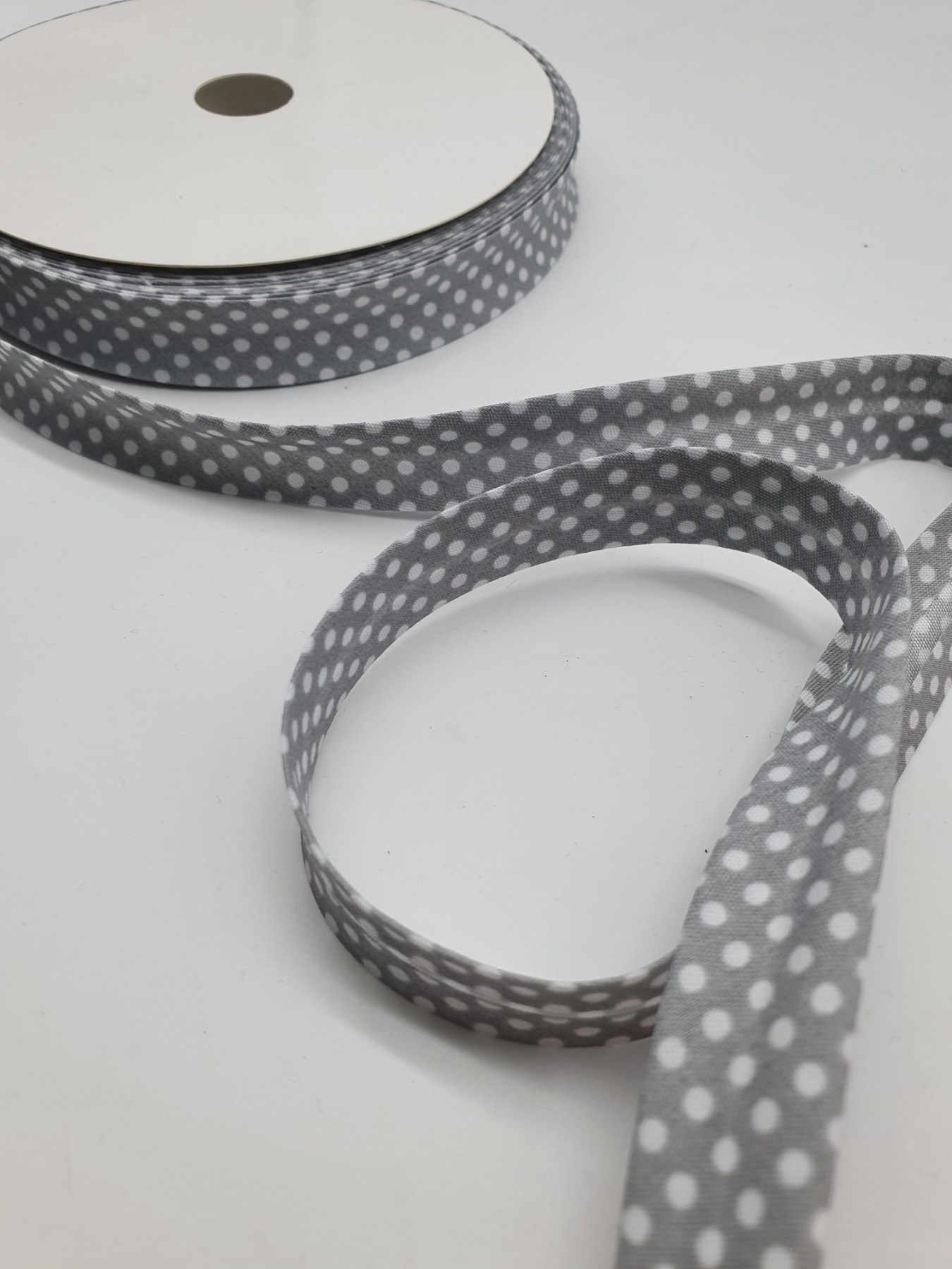 Schrägband Dots 1m Grau mit weißen Punkten