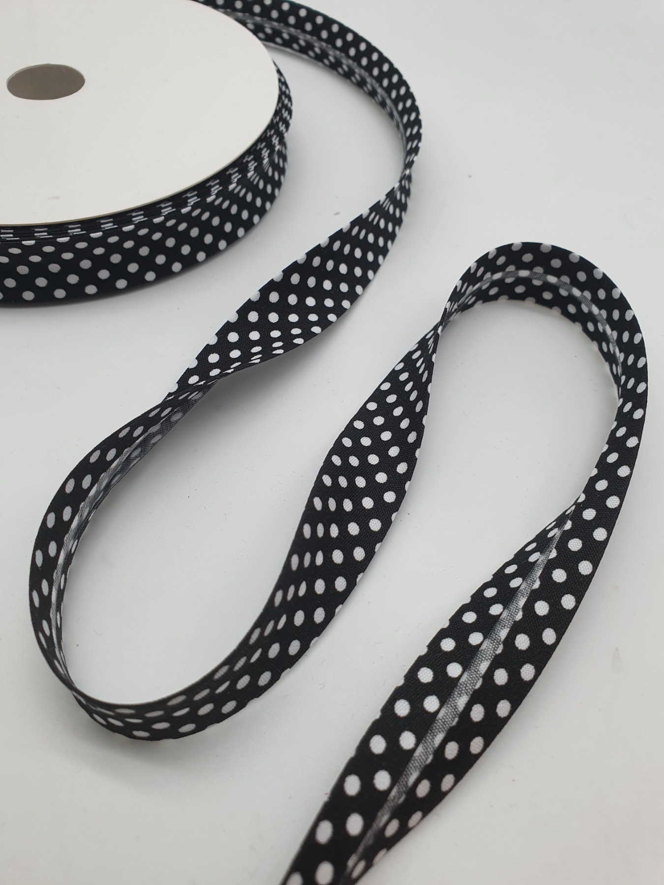 Schrägband Dots 1m Schwarz mit weißen Punkten
