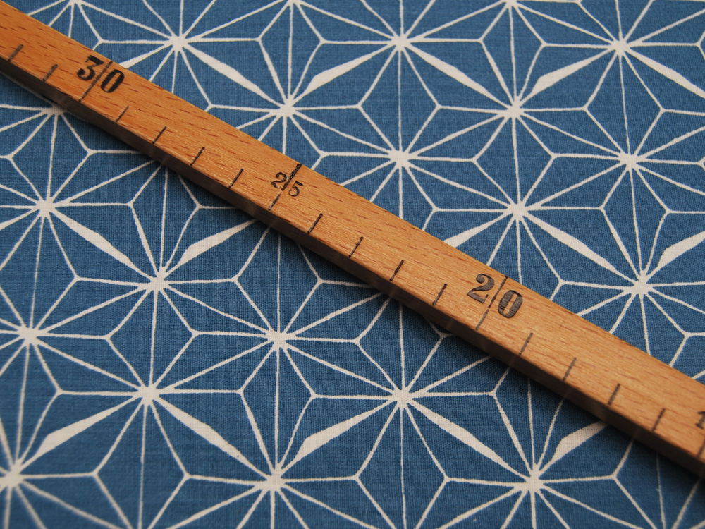 Beschichtete Baumwolle - ABSTRACT - Graphisches Muster auf Jeansblau 0,5 m 2
