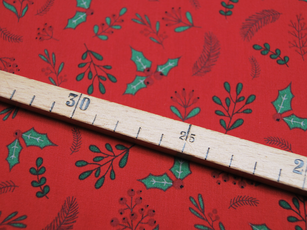 Baumwolle Popeline - Christmas - Mistelzweige und Federn - Motive auf Rot - 0.5m 2