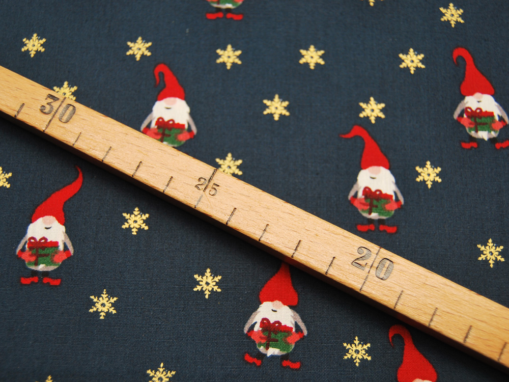 Baumwolle Popeline - Wichtel mit Geschenk - Weihnachtliche Motive auf Dunkelblau - 0.5m 4