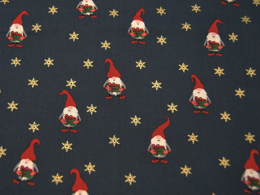 Baumwolle Popeline - Wichtel mit Geschenk - Weihnachtliche Motive auf Dunkelblau - 0.5m