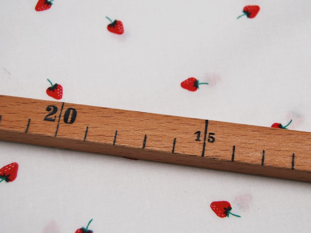Mini Strawberry - Erdbeeren auf Weiß - Baumwolle 05 m 2
