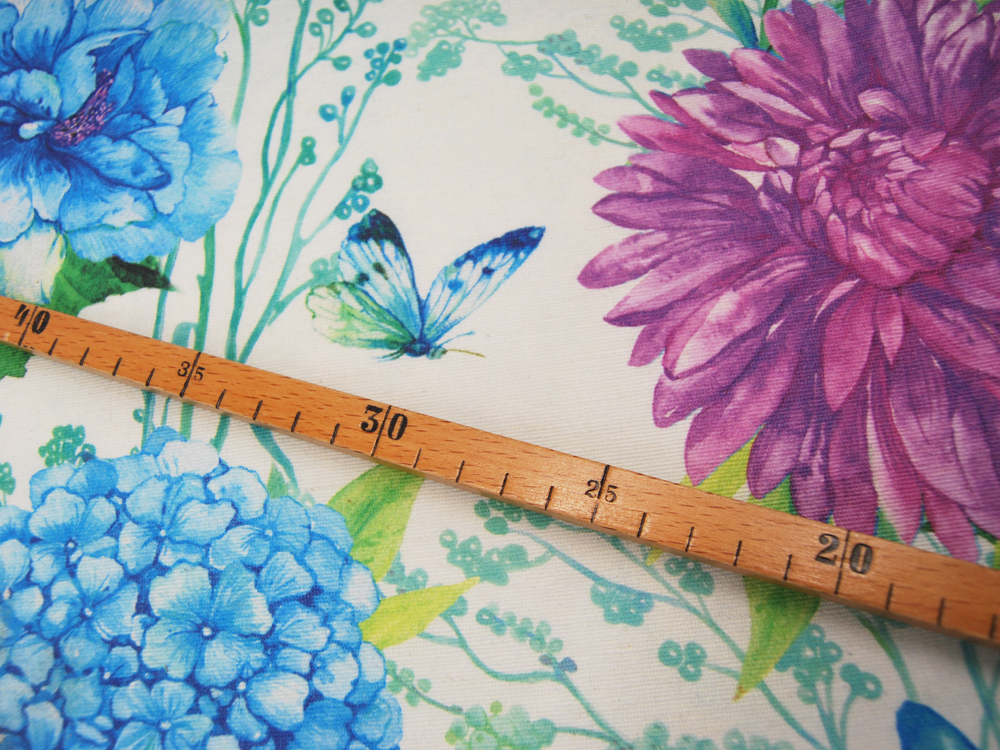 Beschichtete Baumwolle - Große Blumen, Schmetterlinge Libellen - 0,5 Meter 2